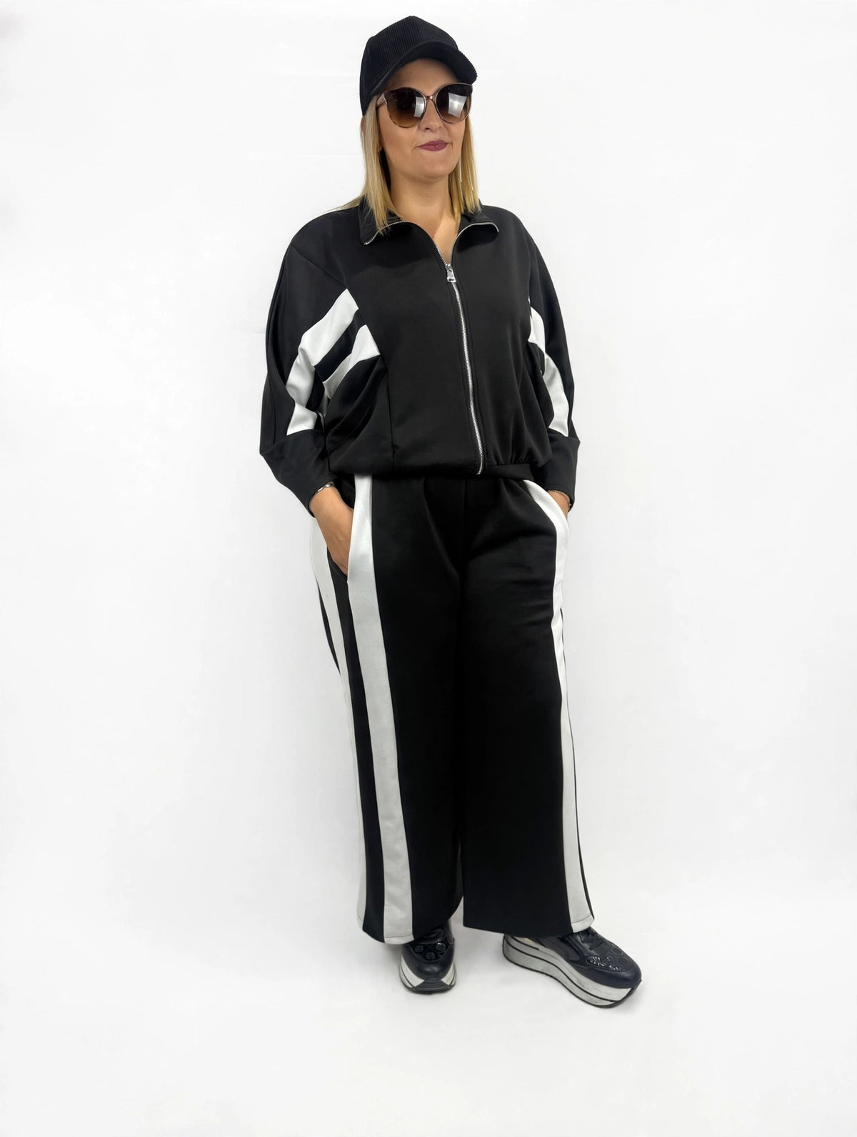 TUTA SPORTY CHIC CON BANDE BIANCHE
